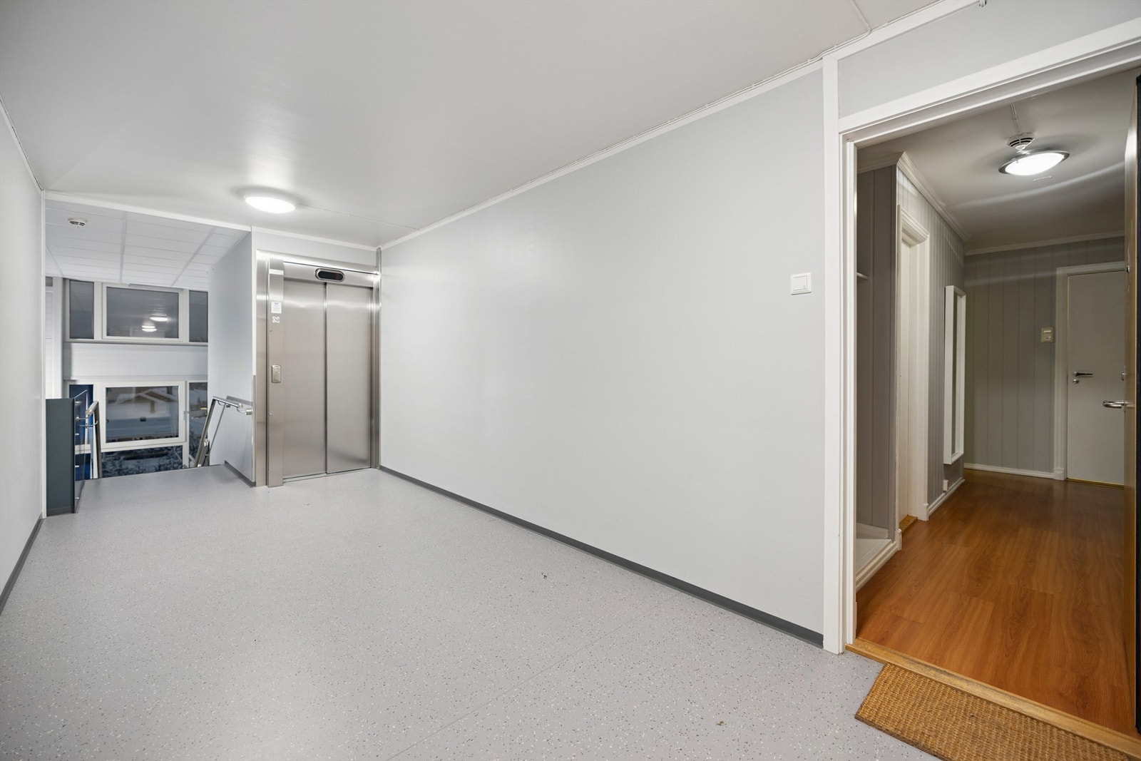 Leiligheten ligger i bygningens toppetasje, med enkel og trinnfri adkomst via heis. Galleribilde