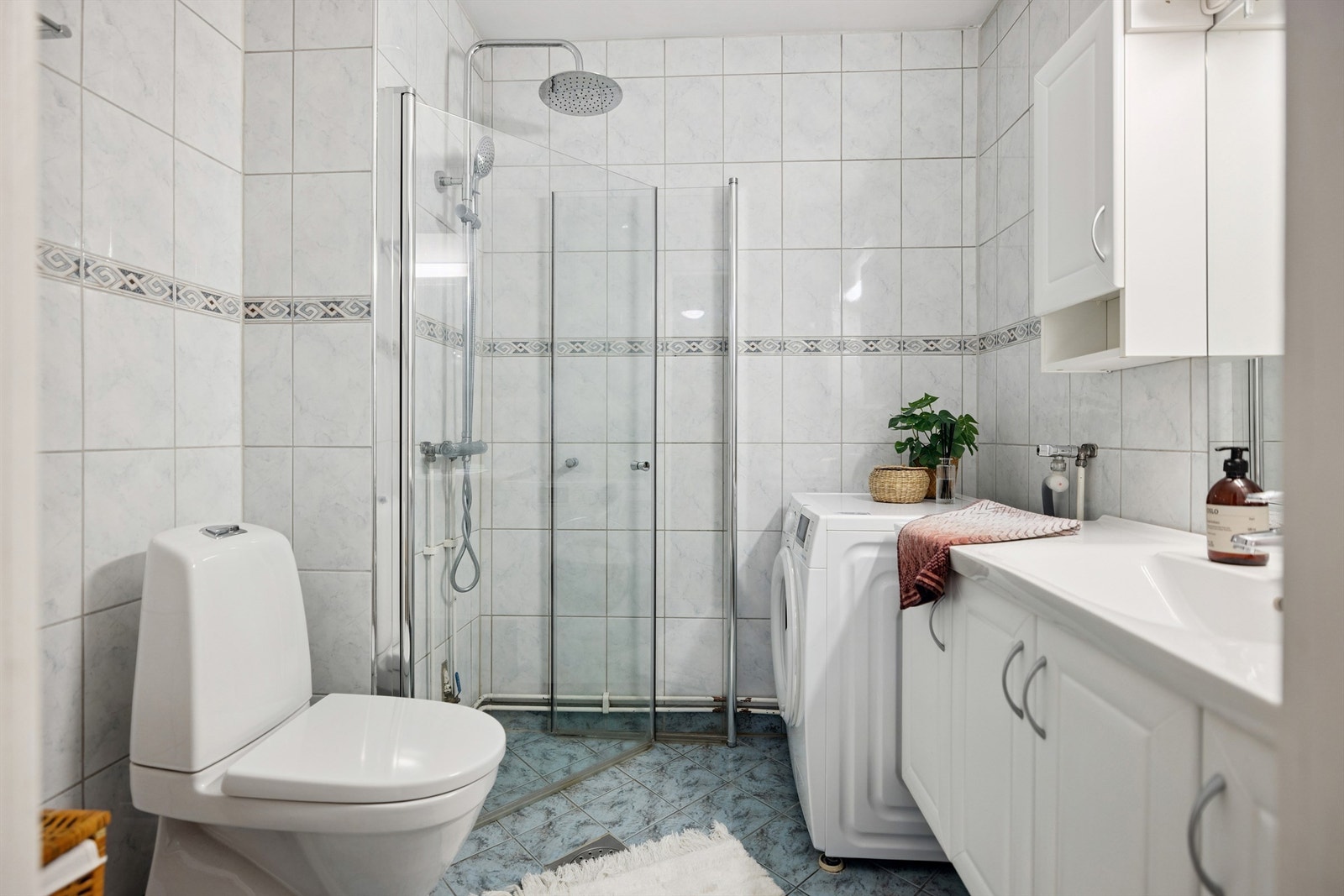 Baderomsinnredningen tilbyr god oppbevaringsplass i både over- og underskap. Galleribilde