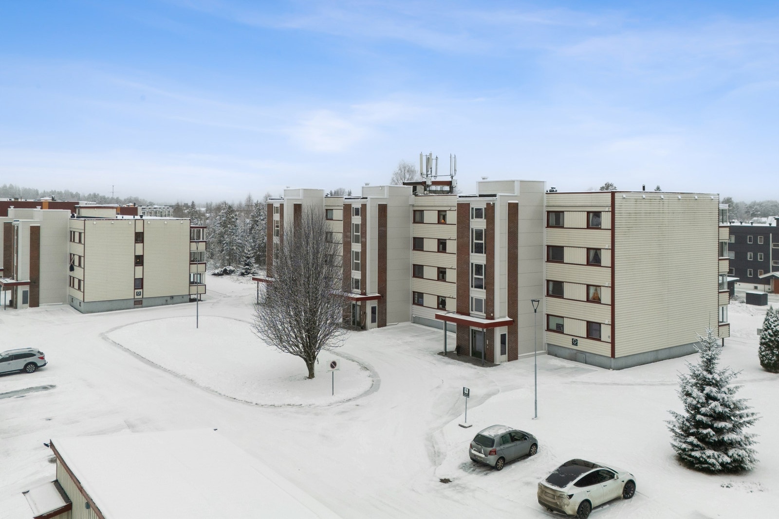 Nærområdet byr på kort avstand til både dagligvarehandel og offentlig transport ved Norblokkene. Galleribilde