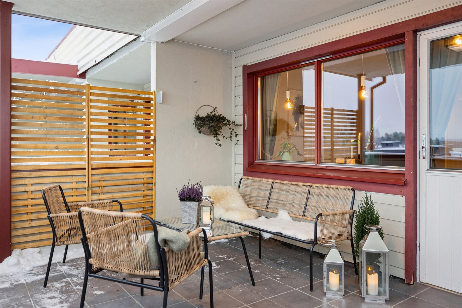 Balkongen er delvis skjermet, noe som skaper en lun og privat uteplass. Galleribilde