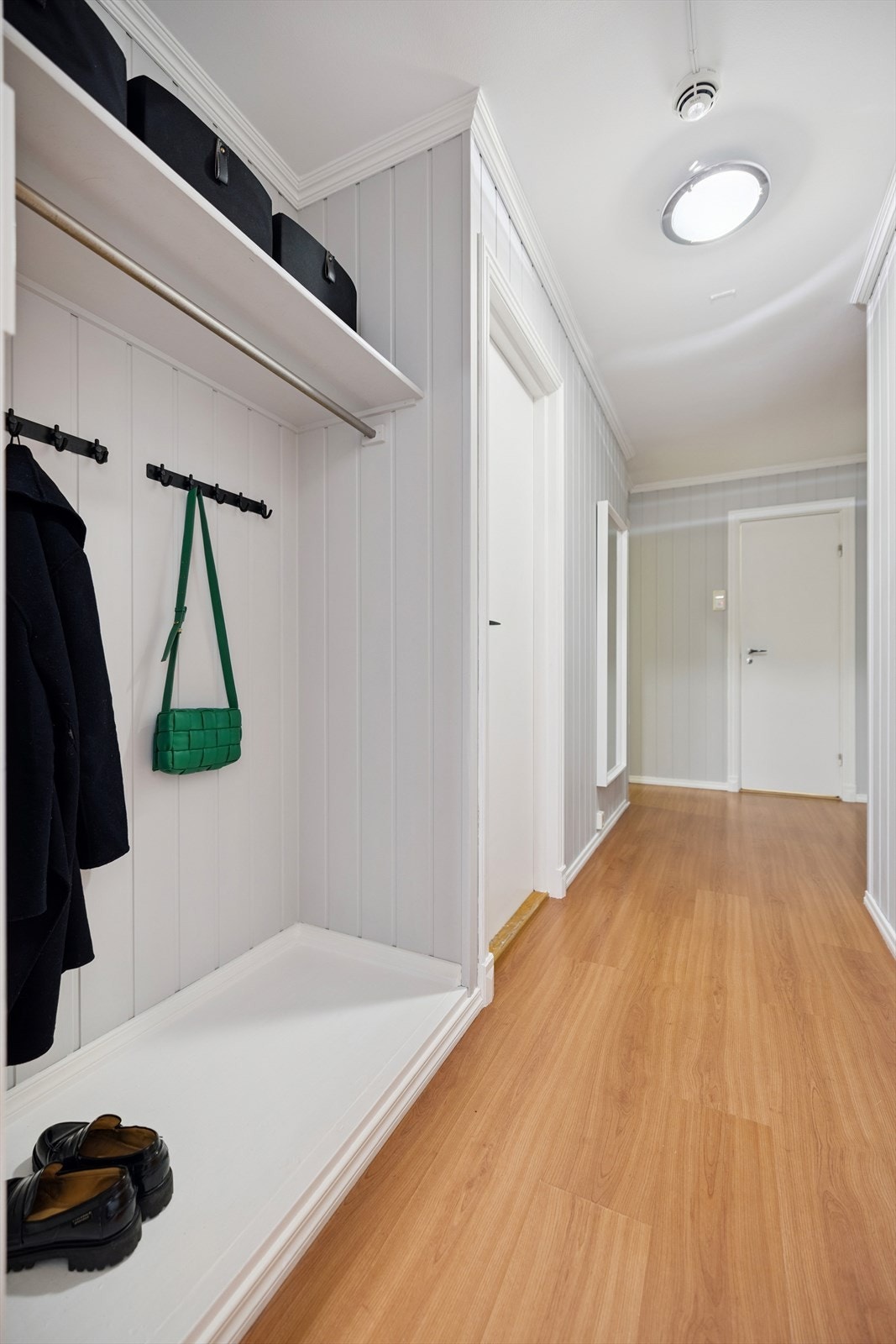 Fra den lyse entréen ledes du videre inn i leilighetens øvrige rom. Galleribilde