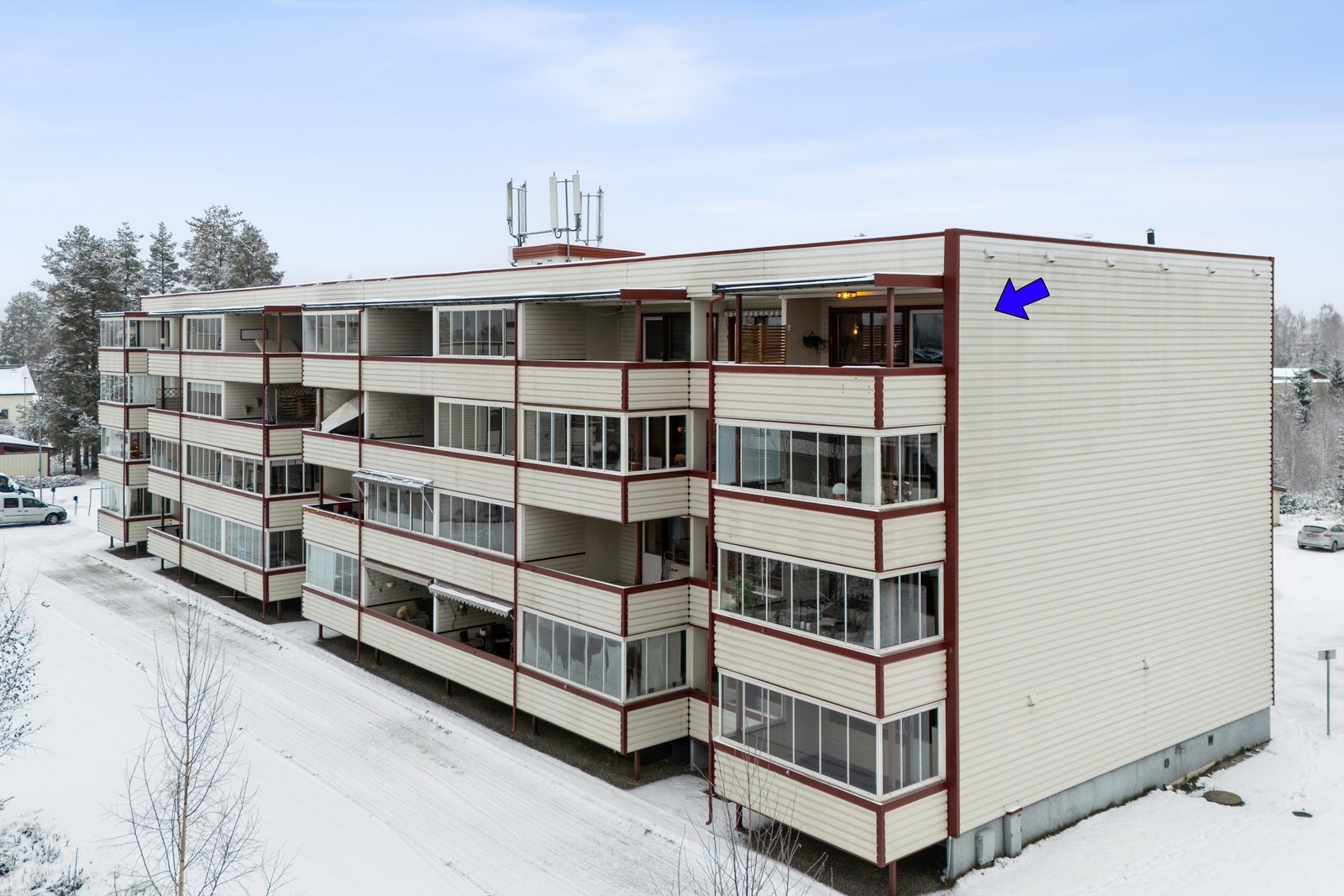 Leilighetens plassering i byggets hjørne, markert med blå pil. Galleribilde