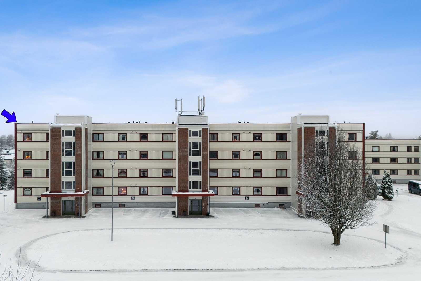 Eiendommen ligger i et etablert boligområde med asfalterte adkomstveier og parkering. Galleribilde