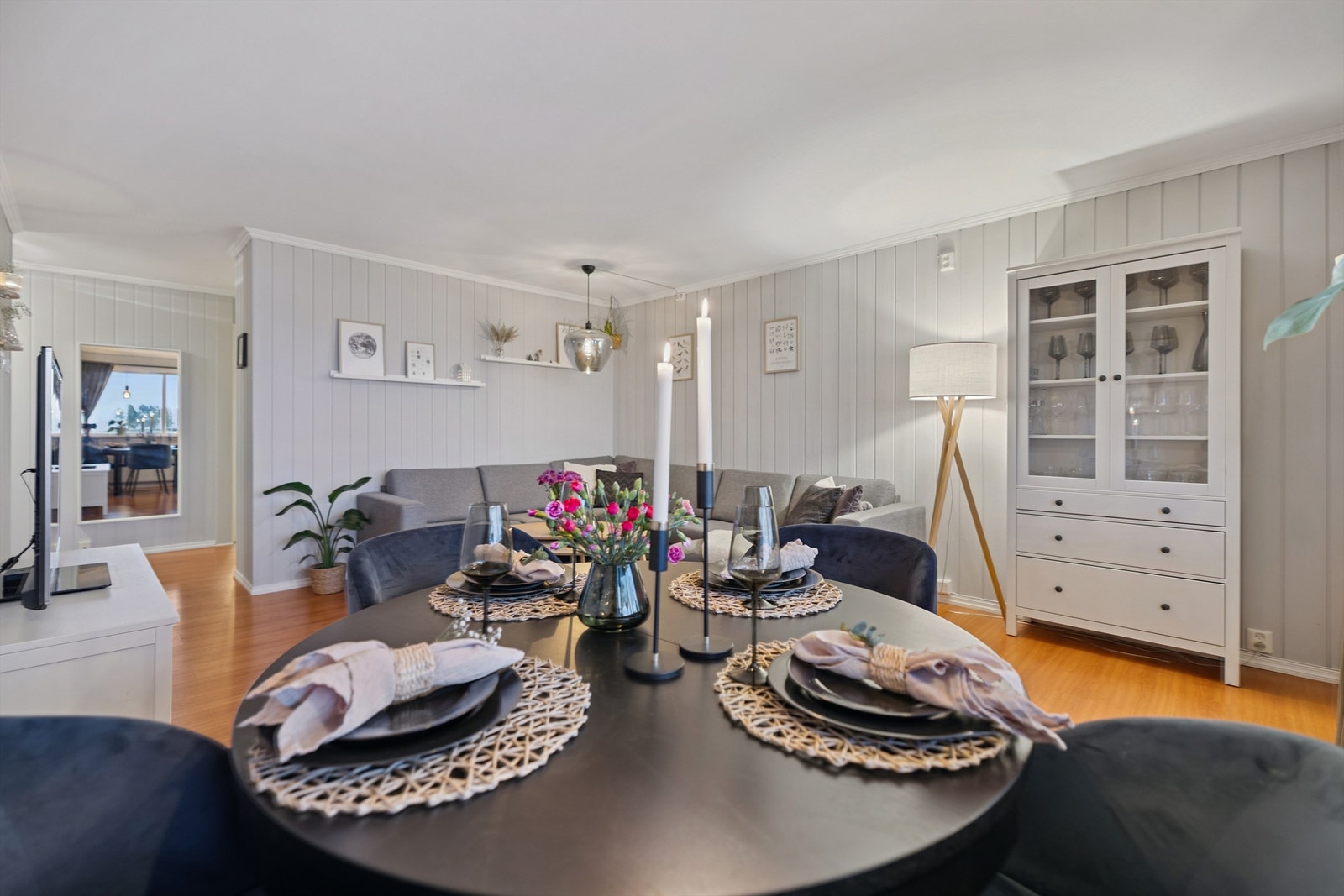 Spisestuen er plassert i tilknytning til balkongen, med utsikt under måltidene. Galleribilde