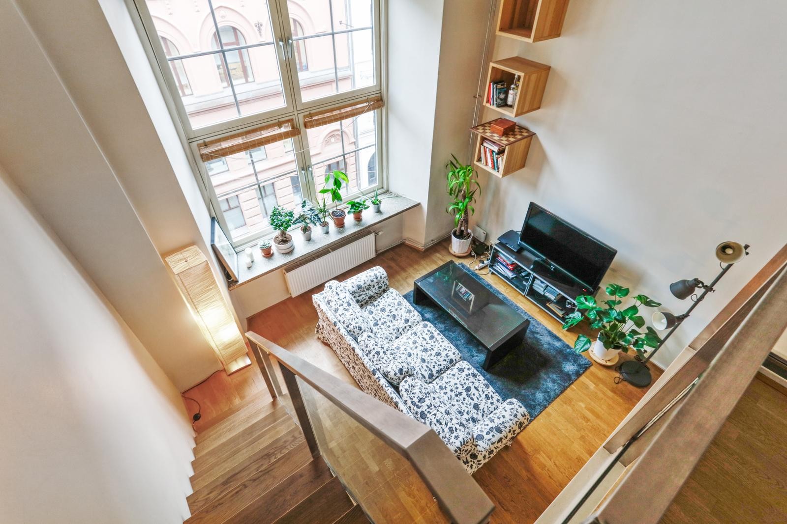 Stue sett fra hems - Leiligheten er møblert. Galleribilde