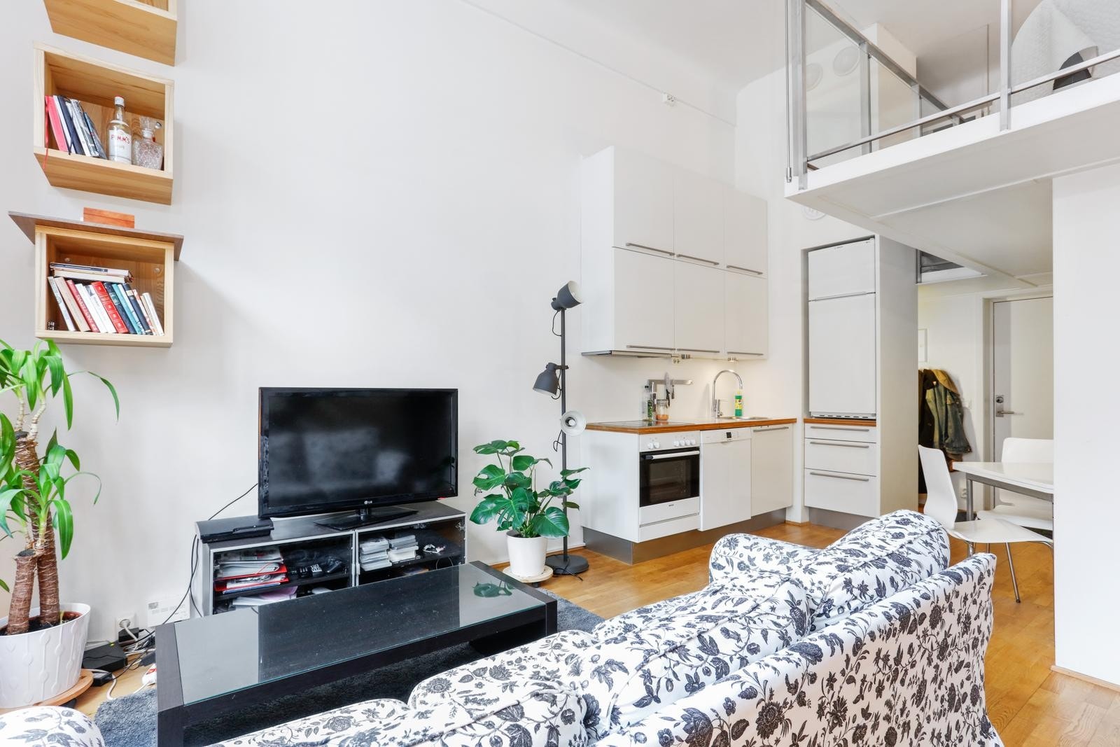 Leiligheten har en god og praktisk åpen løsning - Sofa er byttet ut Galleribilde