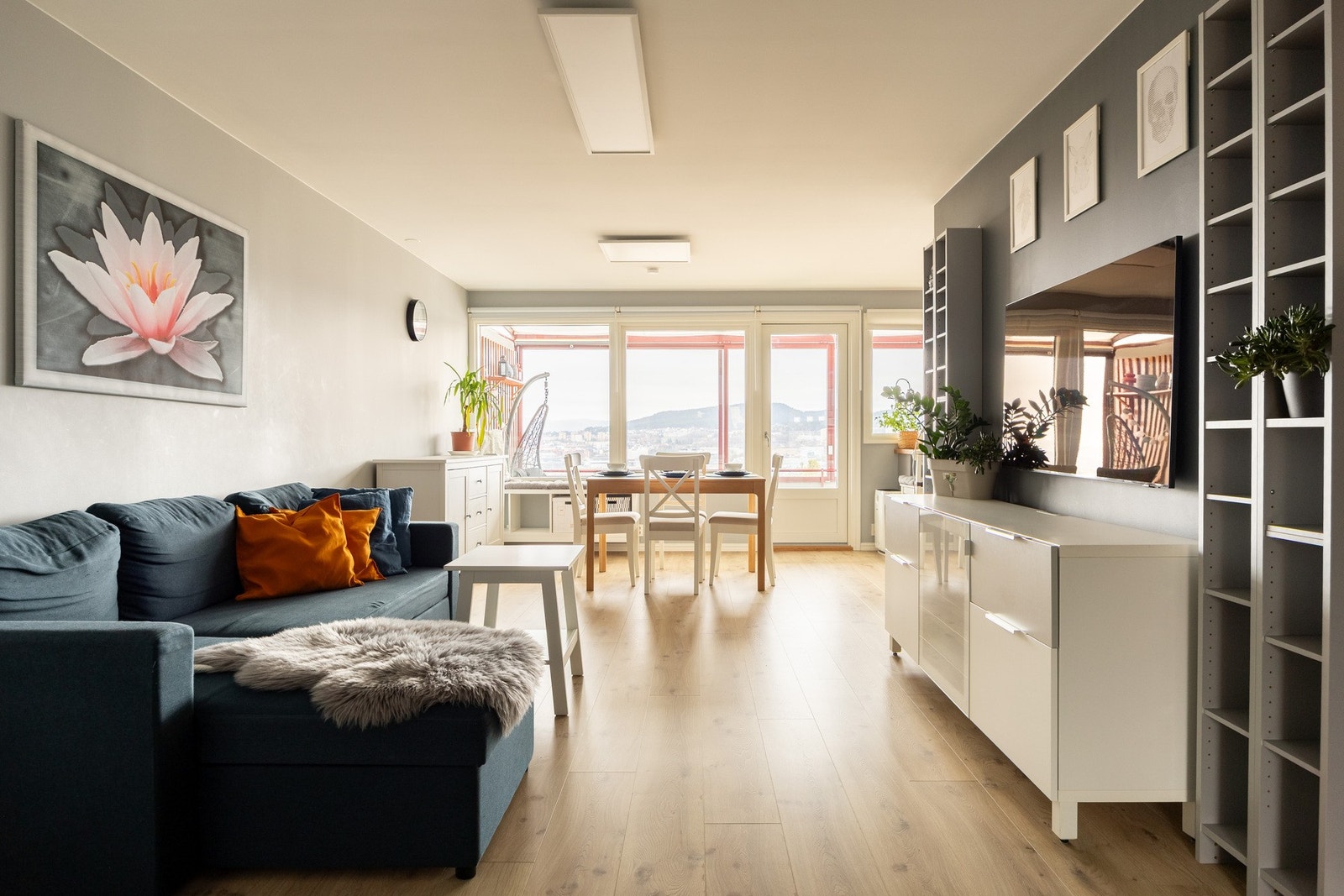 Leiligheten er pent oppusset og vesentlig påkostet i 2021 med moderne standard. Galleribilde