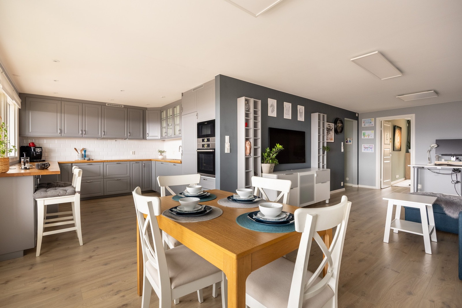 Sosial og innbydende åpen løsning mellom stue og kjøkken. Galleribilde