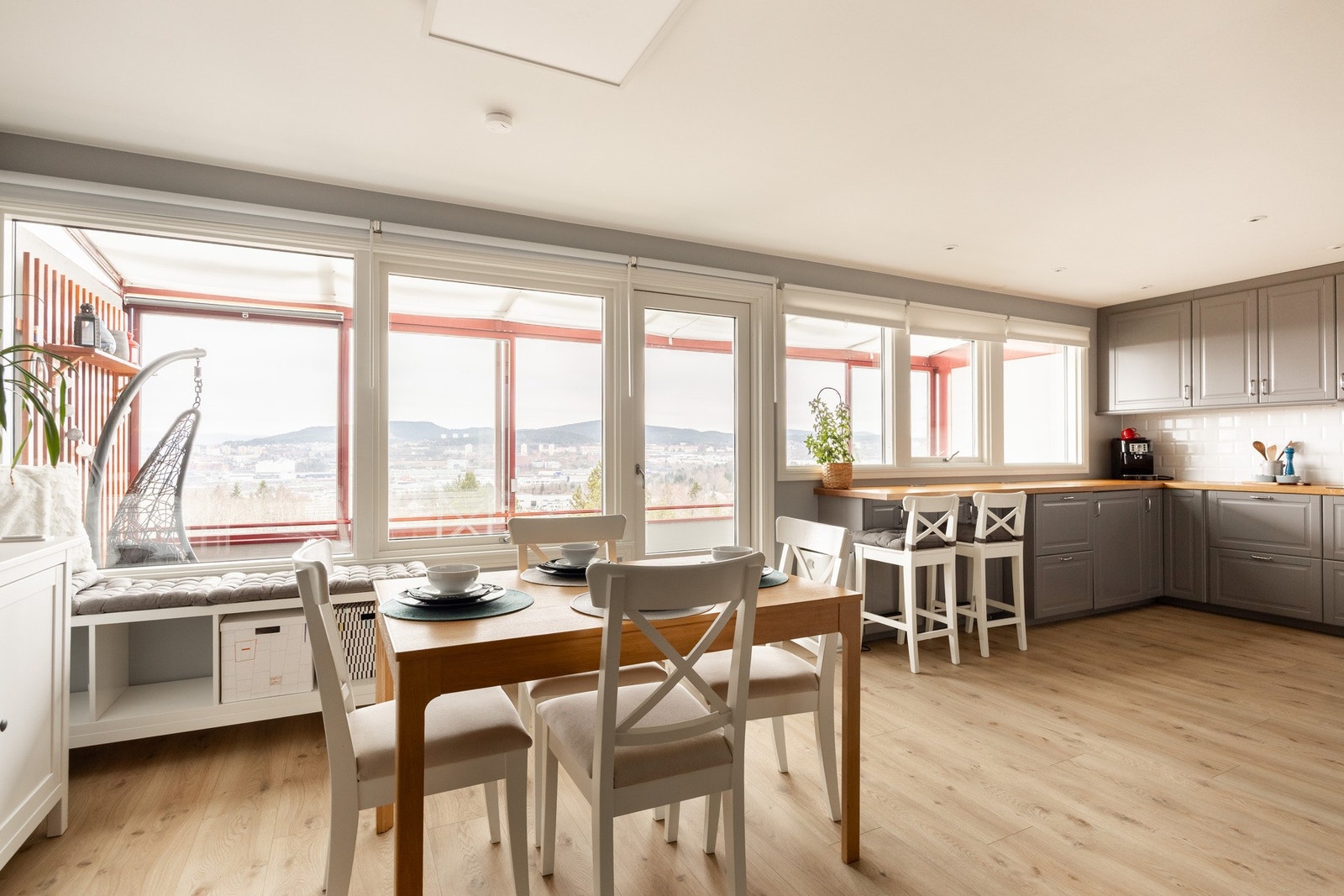 Det er god plass til å innrede med stort spisebord. Galleribilde