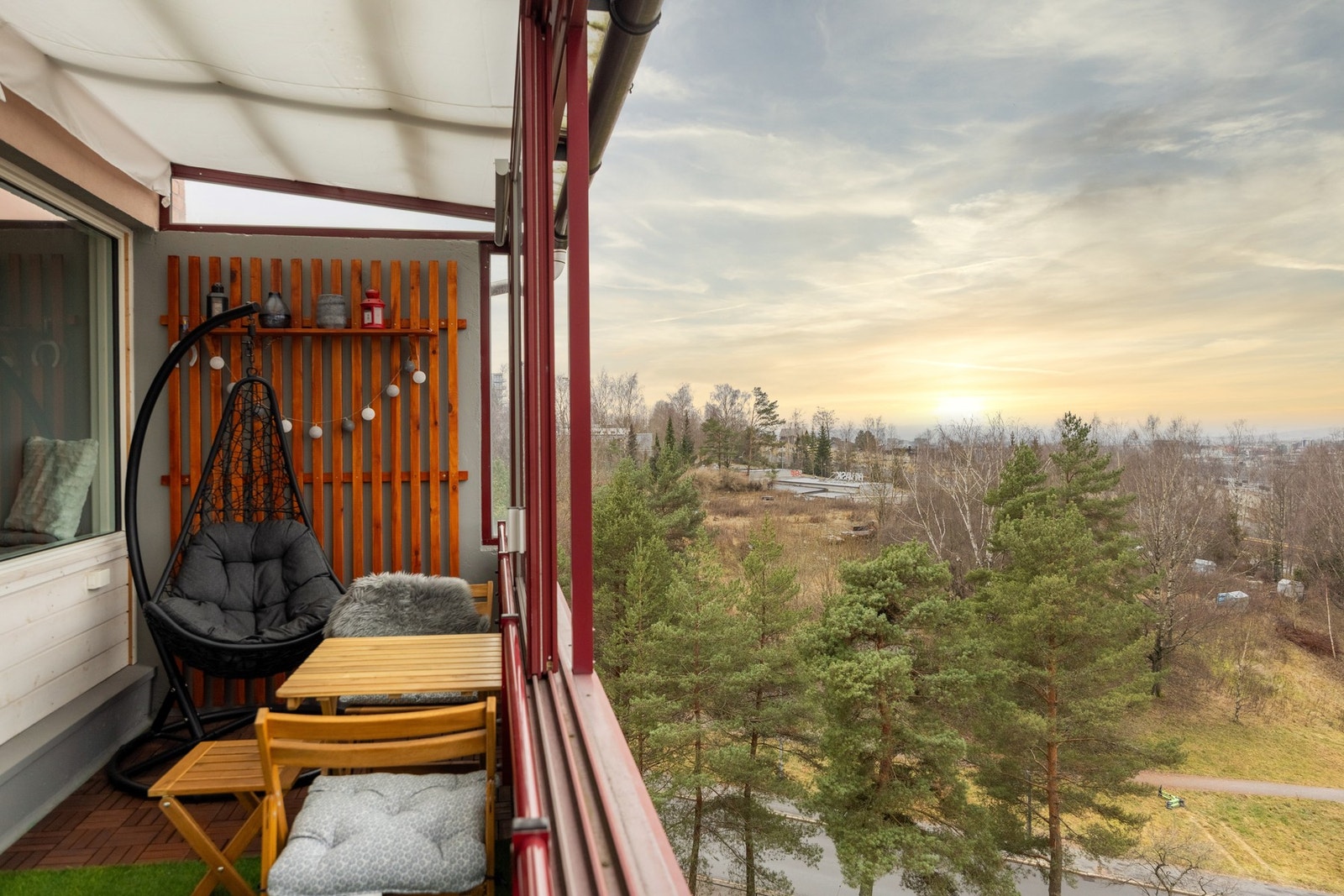 Den innglassede balkongen er på hele 14 kvm og har godt med boltreplass. Galleribilde