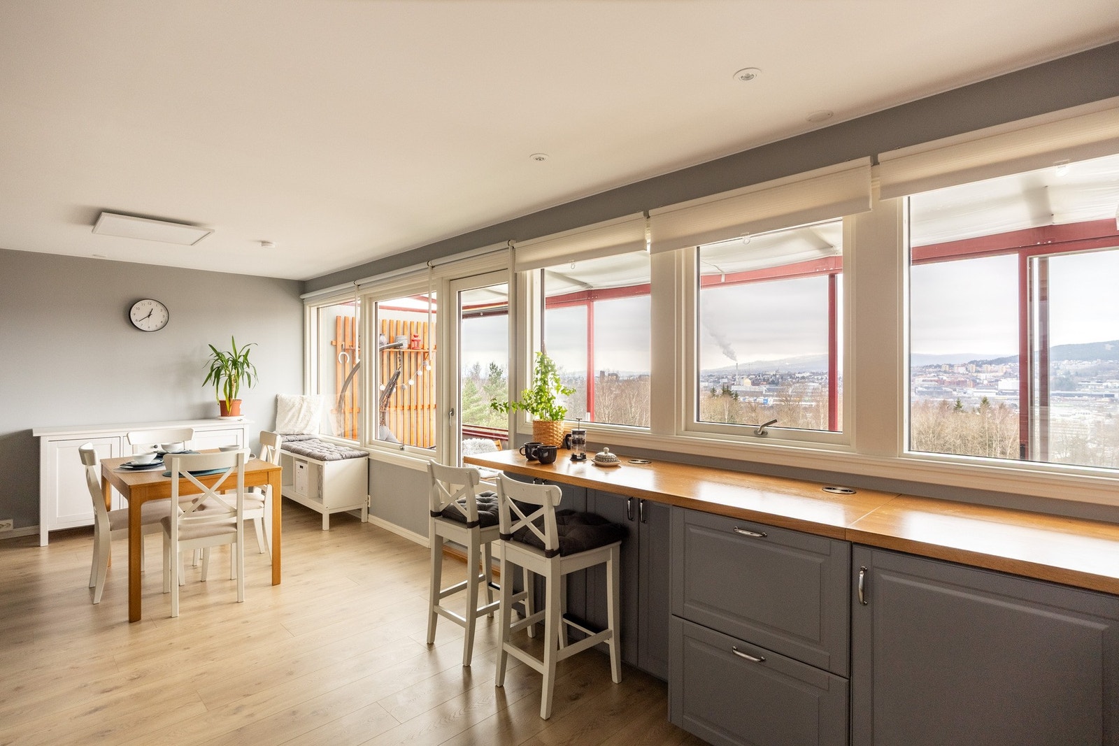 De store vindusflatene slipper inn rikelig med naturlig lys. Galleribilde