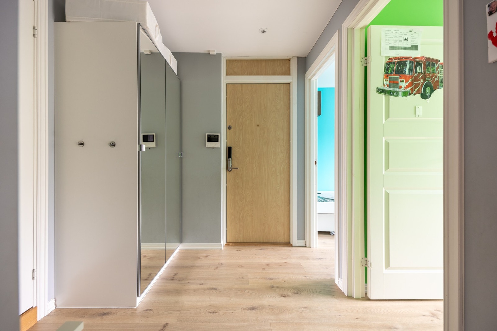 Adkomst via felles trappeoppgang med dørcalling. Galleribilde