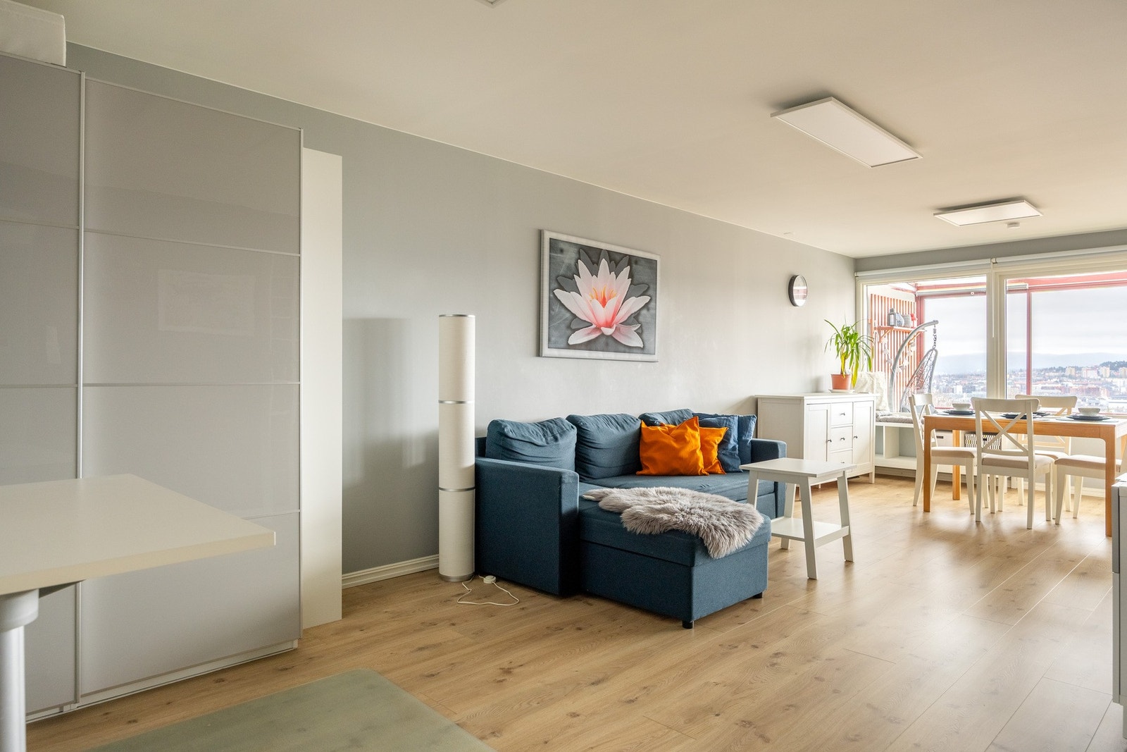 På gulvene er det lagt slitesterk laminat, i tillegg til at det er gulvvarme i stue og kjøkken. Galleribilde