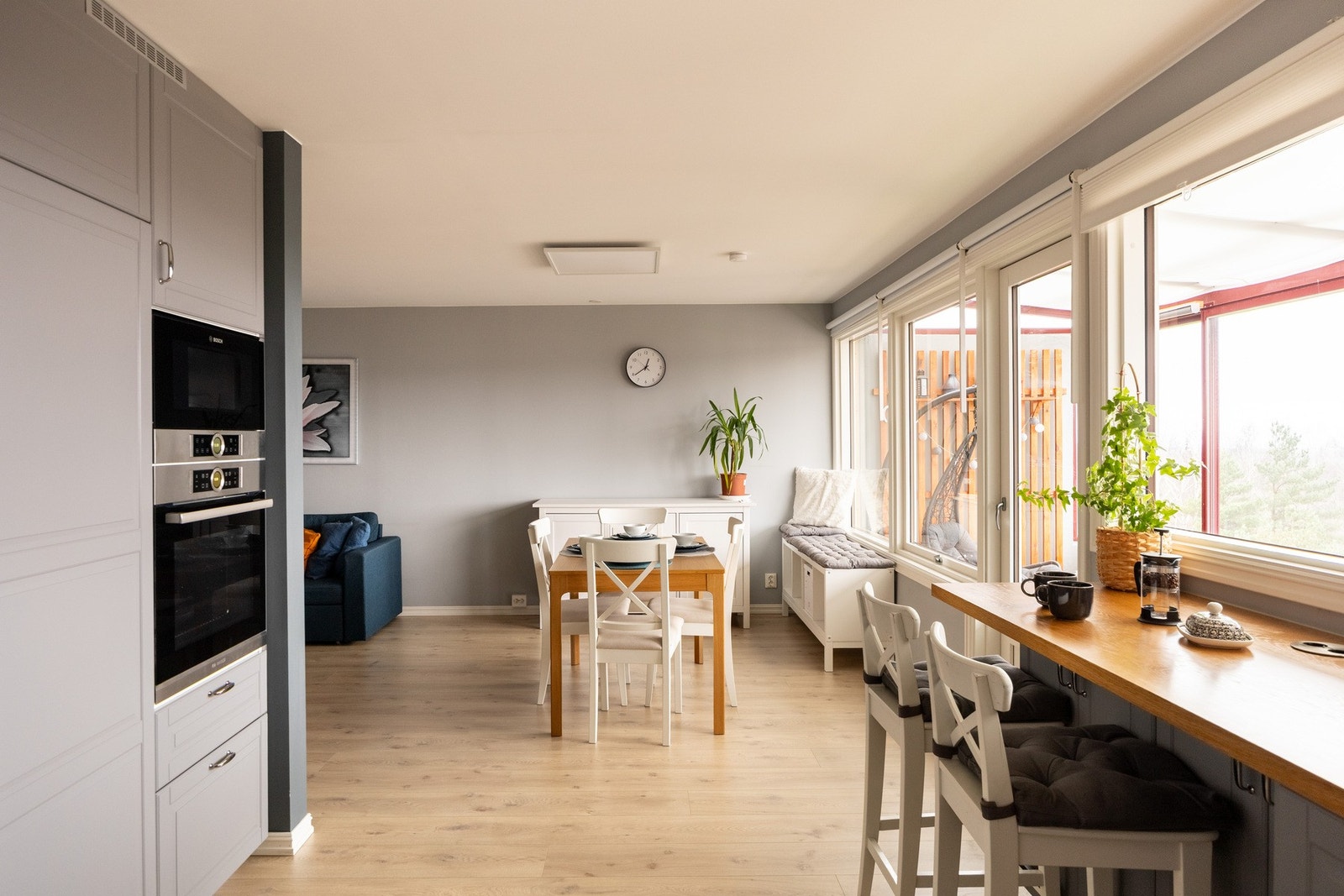 Den åpne løsningen gjør det enkelt å underholde gjester mens man lager ferdig maten. Galleribilde