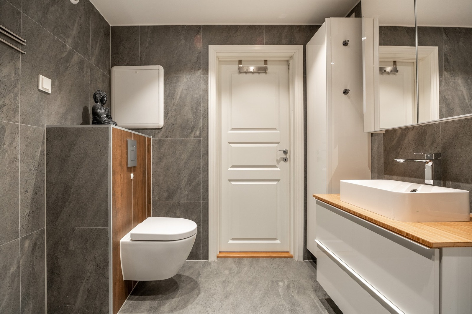 Badet er romslig og har tidsmessig innredning, samt godt av skapplass. Opplegg og plass for både vaskemaskin og tørketrommel. Galleribilde