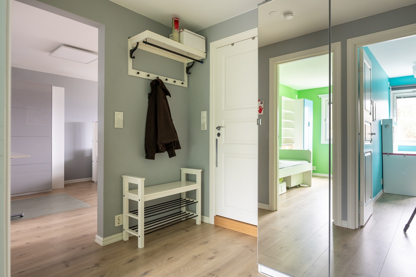 Entréen har god plass for klesoppheng og oppbevaring av sko. Galleribilde