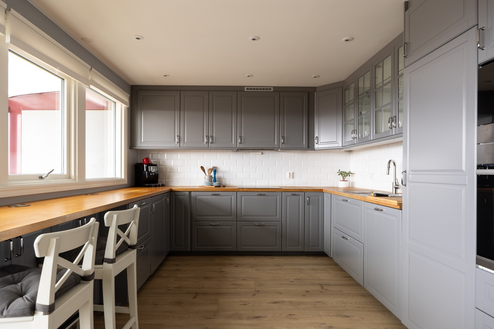 Stort og funksjonelt kjøkken med rikelig av skap- og benkeplass, samt integrerte hvitevarer. Kjøkkenet er nytt fra 2021. Galleribilde