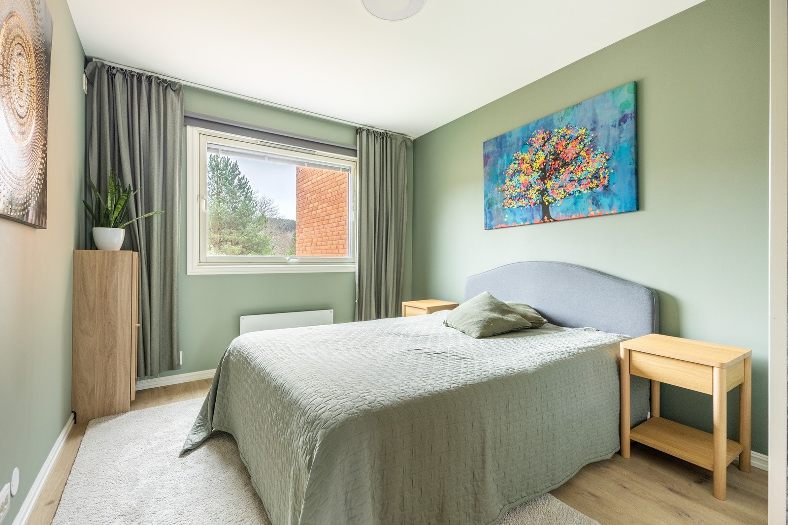 Soverom 3 er det naturlige hovedsoverommet, romslig med god plass til stor dobbeltseng og tilhørende nattbord på hver side. Galleribilde