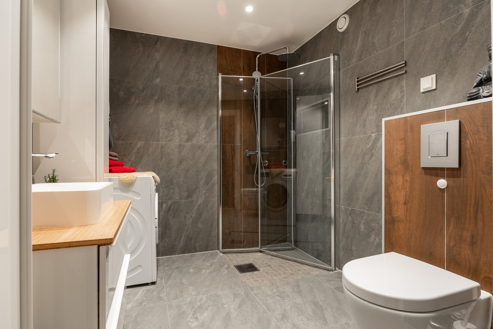 Videre har leiligheten et pent oppusset bad fra 2021. Badet er helfliset med gulvvarme. Galleribilde