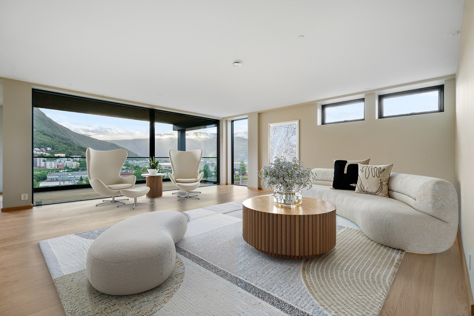 Velkommen til Frydenlundgata 4 - Luftig stue med plass til både sofagruppe og lesekrok med fantastisk utsikt (digital møblering) - Foto: Hanna Kristensen Galleribilde