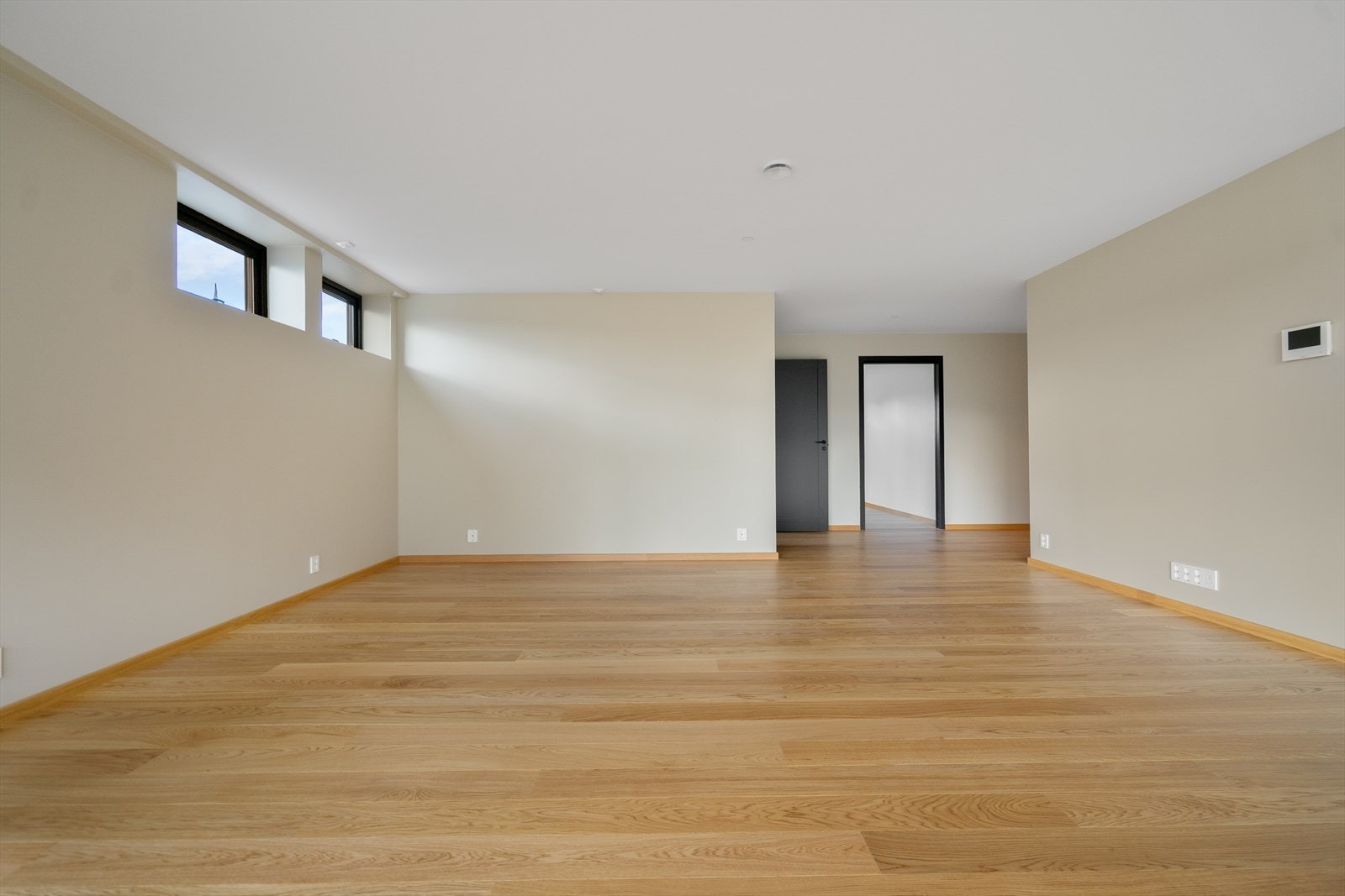 Romslig stue med fleksible møbleringsmuligheter - perfekt for både sofakrok og TV-løsning Galleribilde