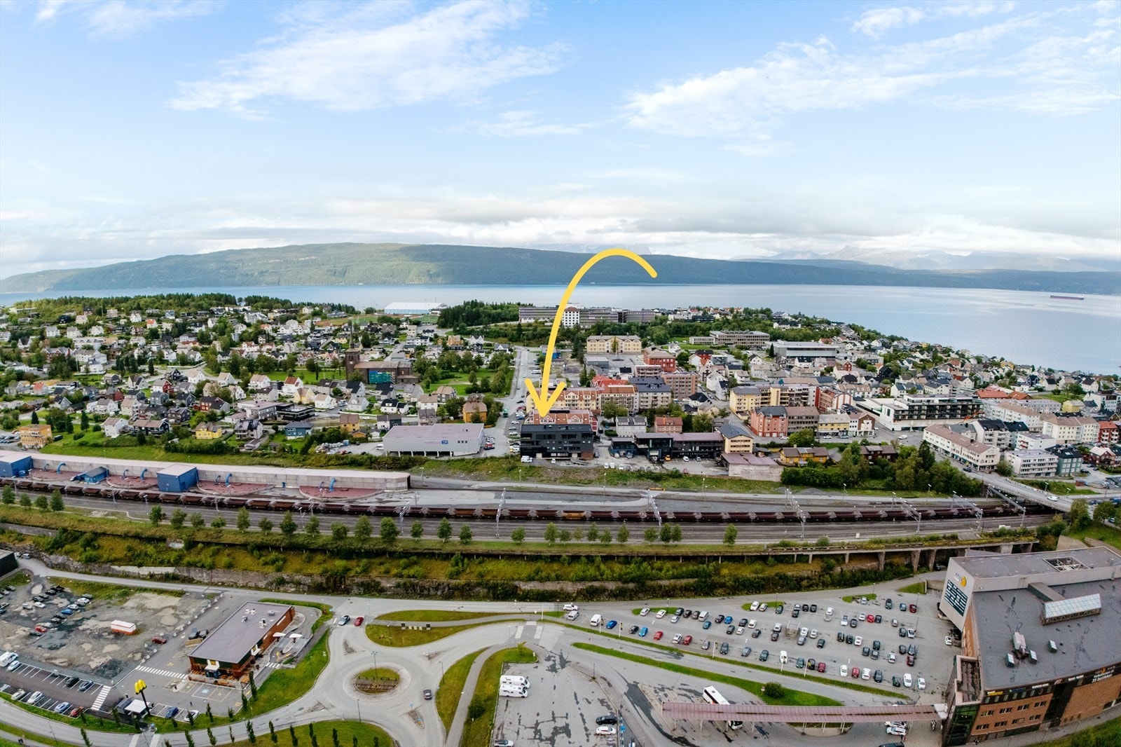 Er du på utkikk etter ei leilighet med sentral beliggenhet, kort avstand til sentrum, dagligvarebutikker, barnehager og skoler? Galleribilde