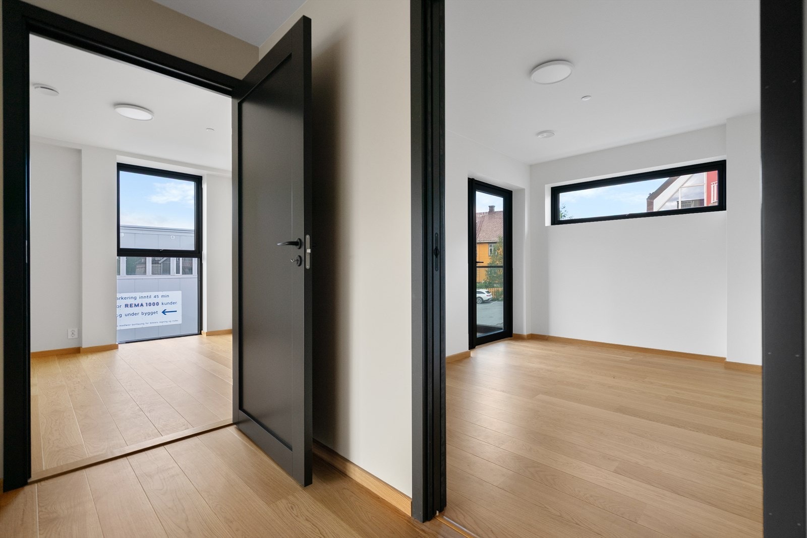 Gang med adkomst til to av soverommene i leiligheten Galleribilde