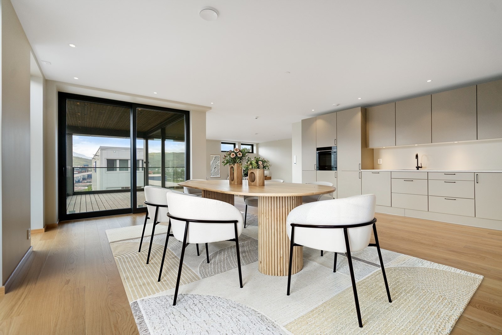 Eksempel på innredning av spisestue - store skyvedører gir enkel adkomst til veranda og forlenger oppholdsrommet utendørs (digitalt møblert) Galleribilde