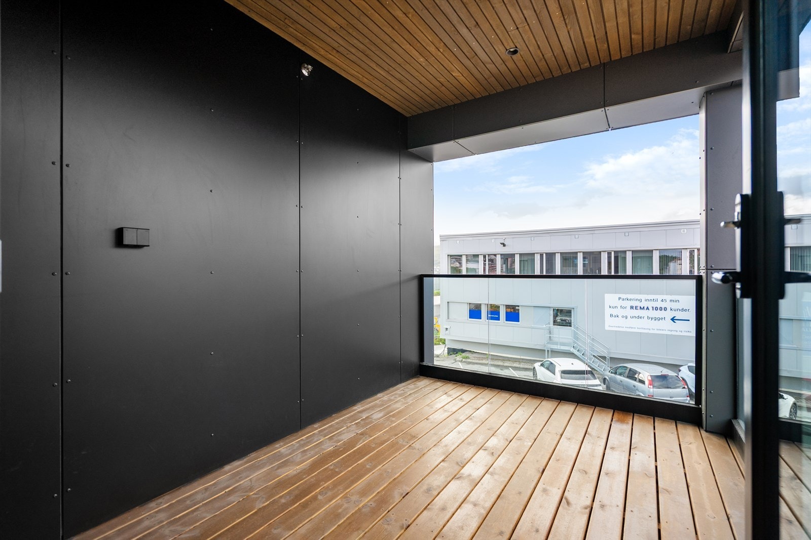 Lun og skjermet veranda som forlenger soverommet og gir ekstra oppholdsrom ute Galleribilde