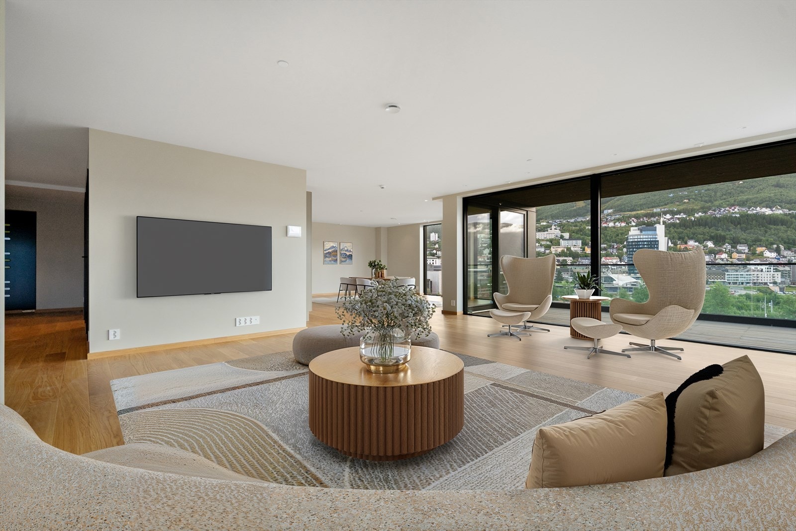 Stor stue med åpen planløsning som gir naturlig plassering av både spisebord og TV-sone (digital møblering) Galleribilde