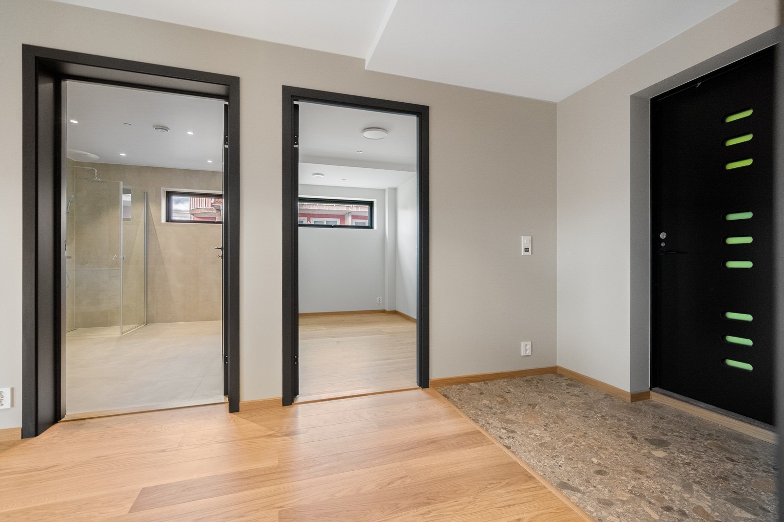 Lys og romslig entré med praktisk adkomst til både bad og ett av leilighetens tre soverom Galleribilde