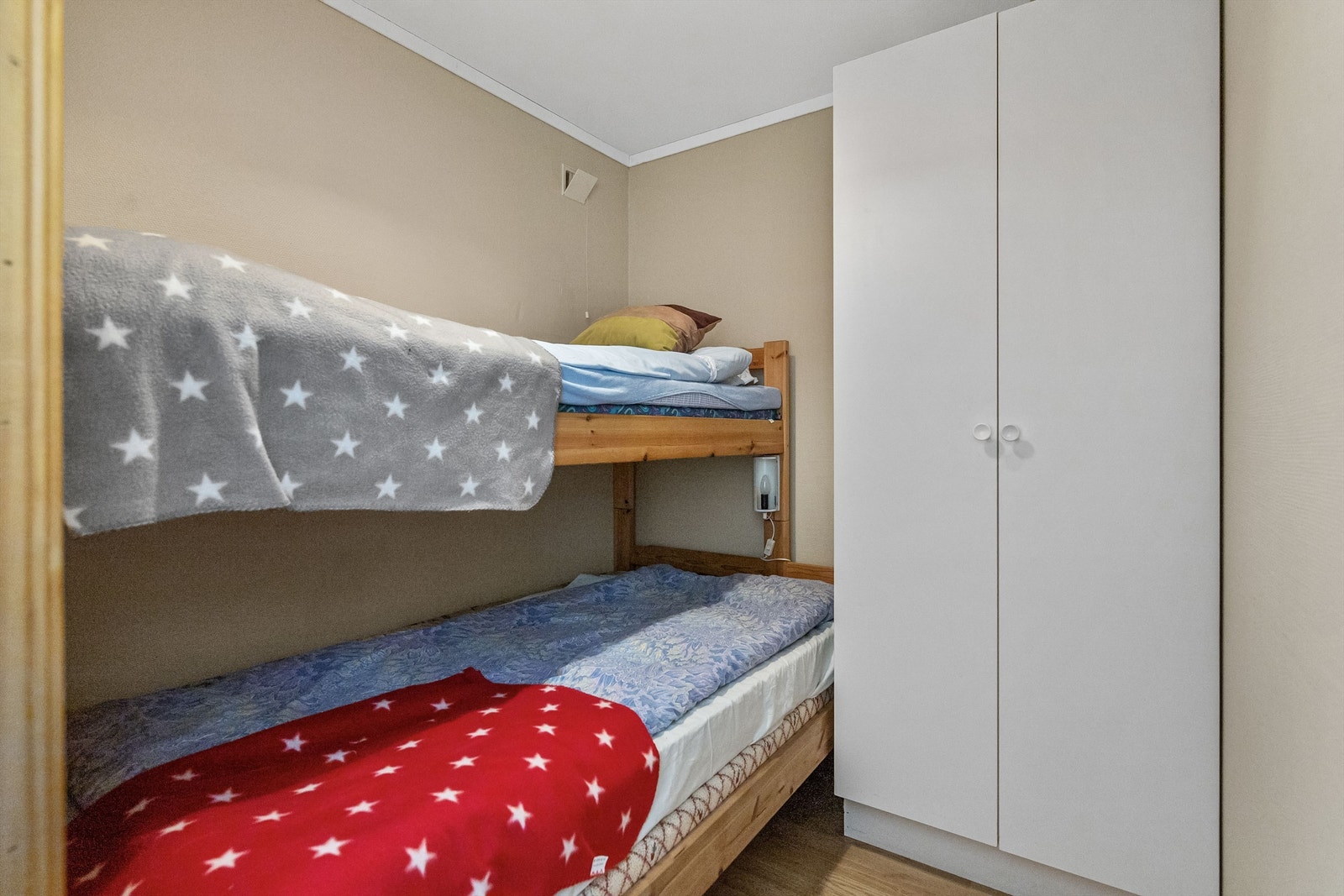 Sovealkove med garderobe og ventilasjonsanlegg (ikke godkjent til varig opphold) Galleribilde