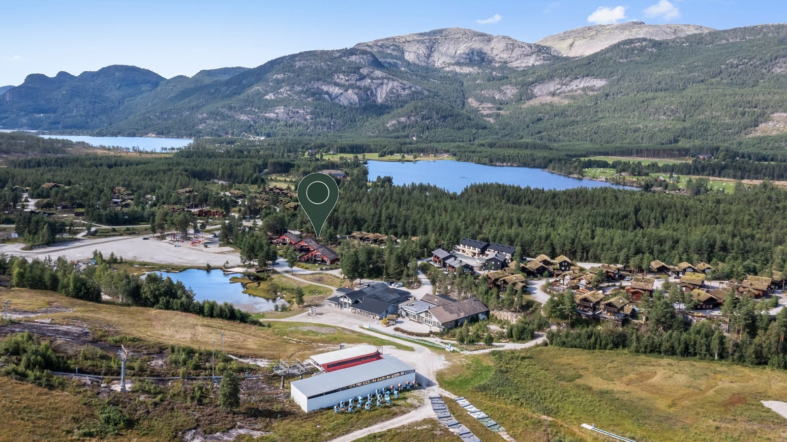 På vinteren kan man se barna i bakken fra stuen Galleribilde