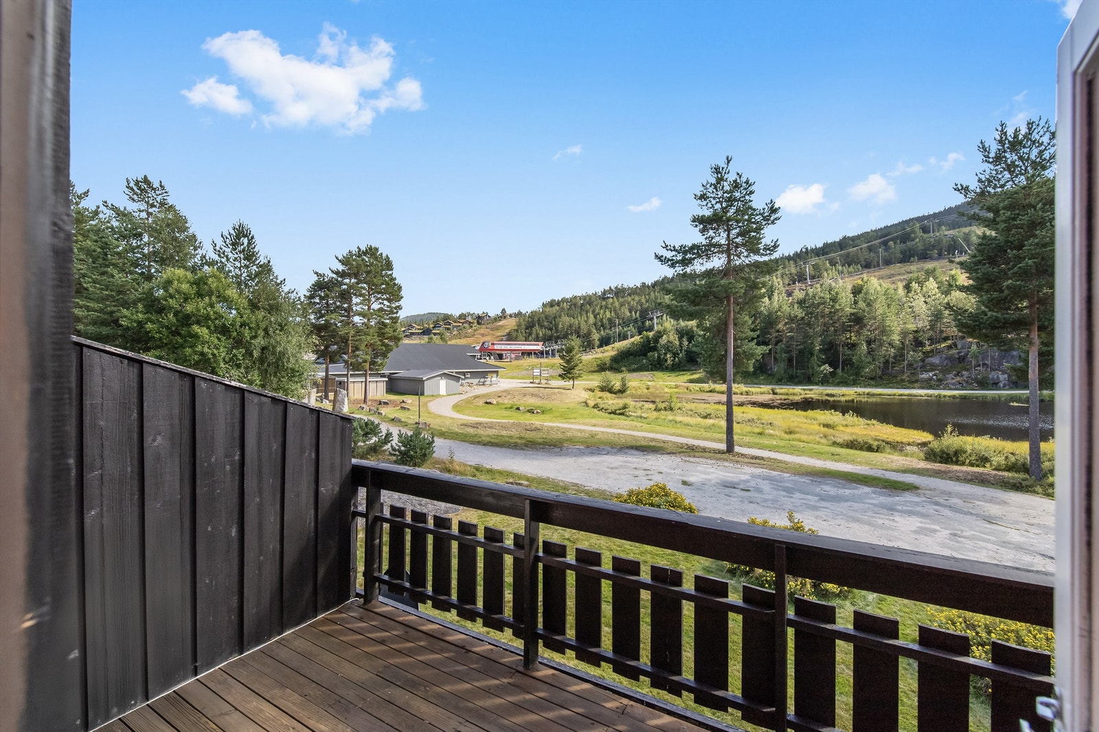 Fantastisk veranda uten innsyn med god utsikt og gode solforhold i Vesletjønnvegen 27! Galleribilde