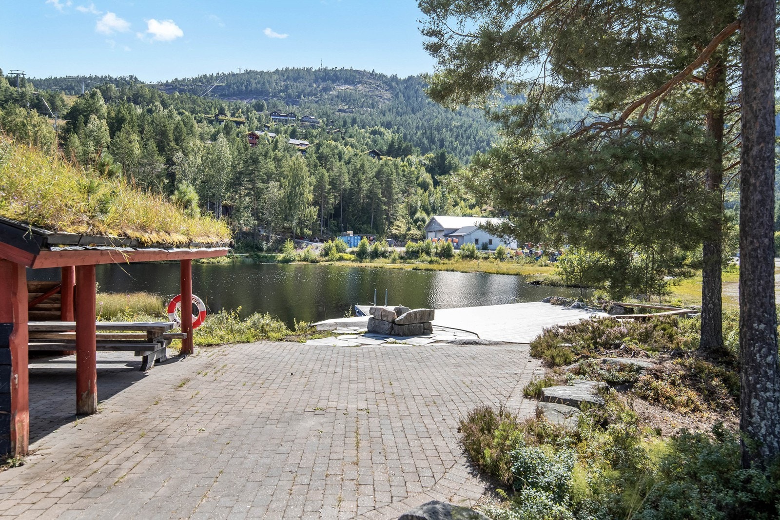 Grillhytte og badebrygge Galleribilde