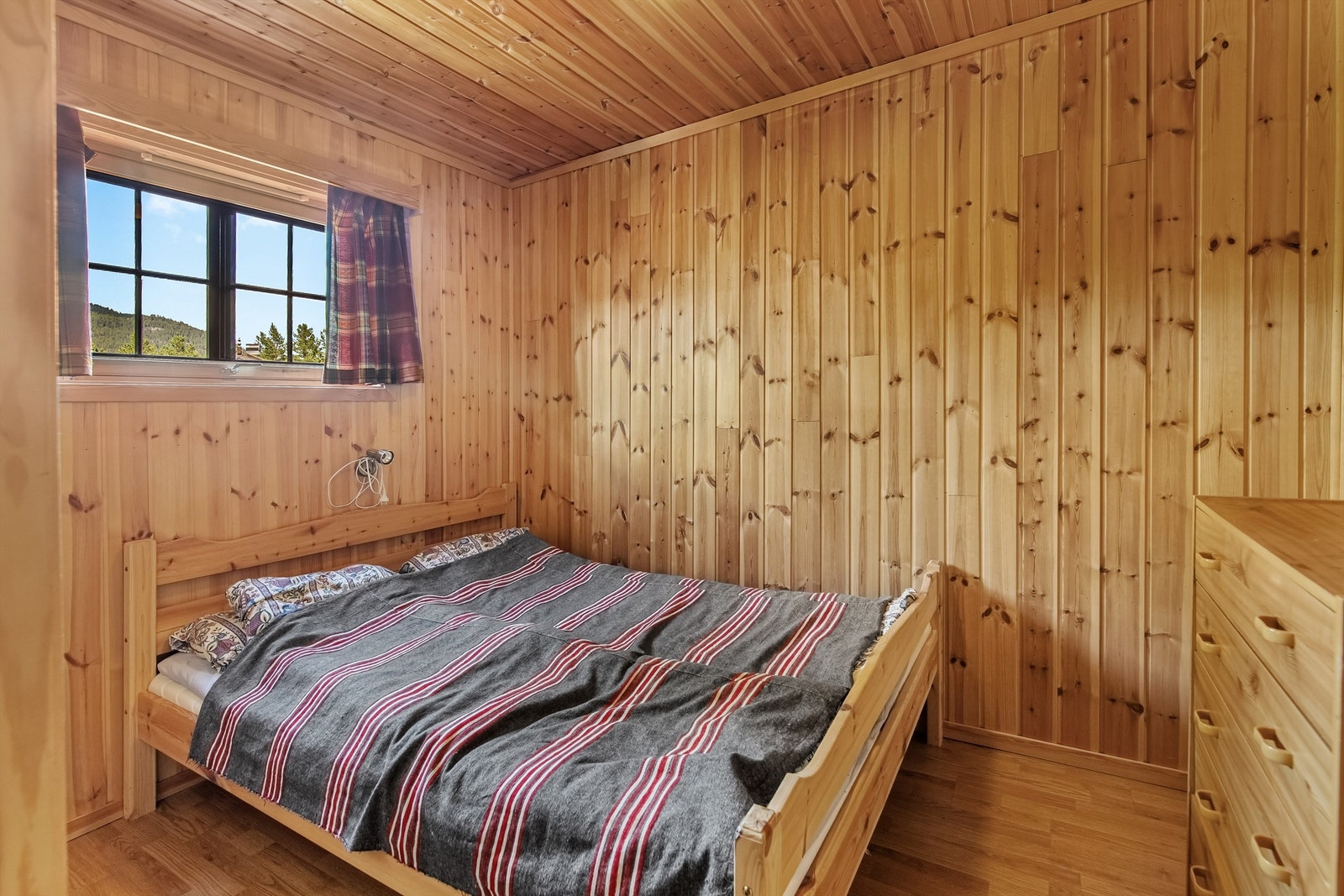 Det er ubehandlede panelvegger i entrè, soverom og hems - Innred hyttedrømmen selv! Galleribilde