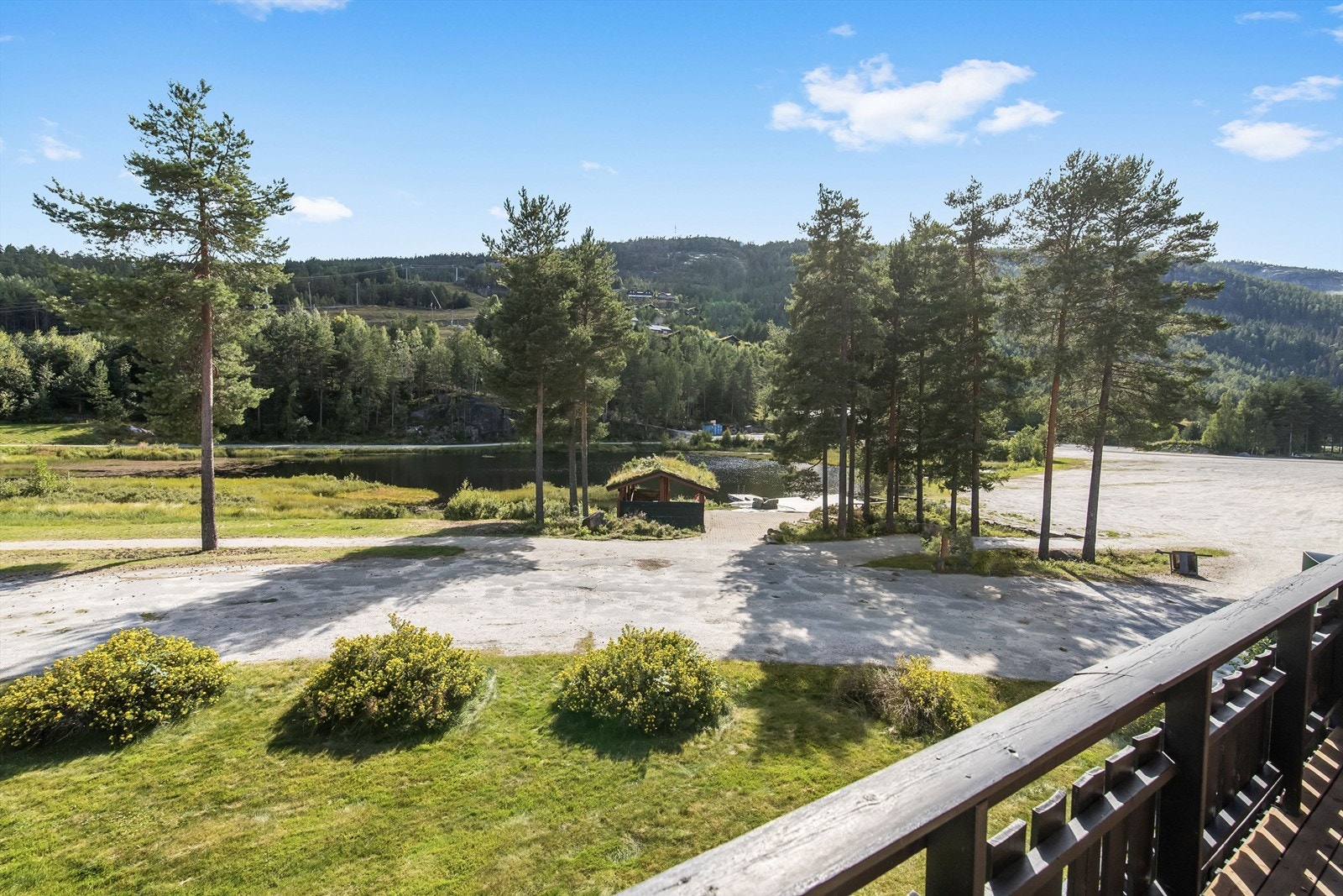 Her kan man nyte gode sol- og utsiktsforhold Galleribilde