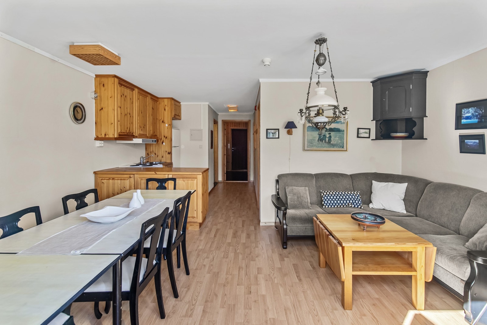 Leiligheten er lysmalt med belegg på gulv i stue/kjøkken Galleribilde