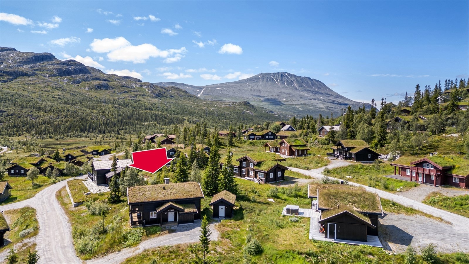 Hytta er en Buen Tius spesial oppført i 2017 og har en god planløsning med blant annet fire soverom, to bad og to stuer. Galleribilde