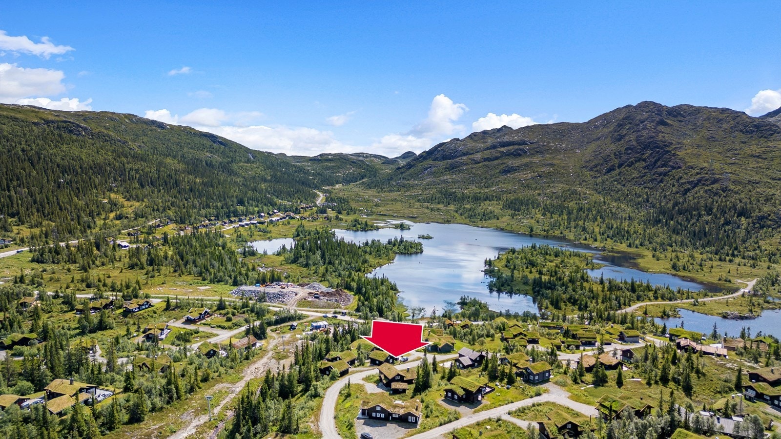 Flott beliggenhet med fantastisk utsikt til Gaustatoppen. Herfra har man nærhet til Gaustabussen som går på Kvitåvatnvegen, Gaustatoppen Fjellresort med blant annet restaurant, badstu, velværeavdeling. Galleribilde