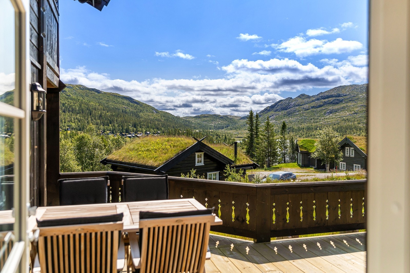 Fra stua er det utgang til en romslig, solrik veranda. Her har man god plass til utemøbler man kan nyte i finværet. Galleribilde