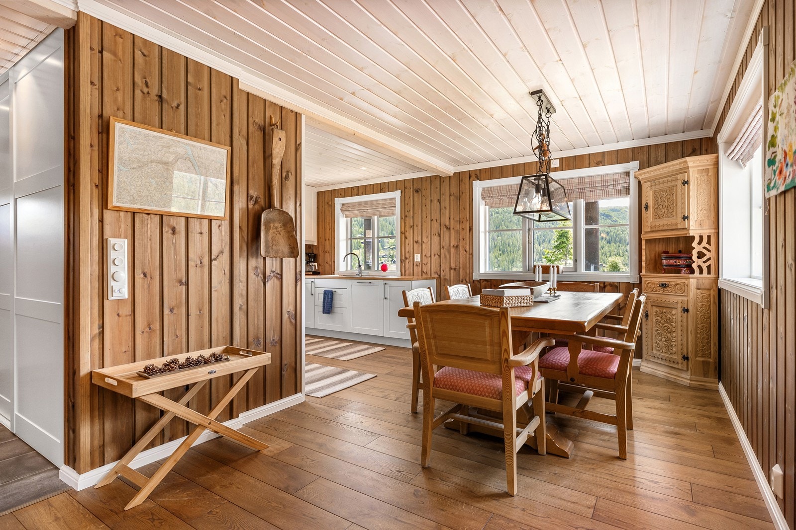 Det er åpent mellom kjøkken og stue med god plass til et romslig spisebord Galleribilde