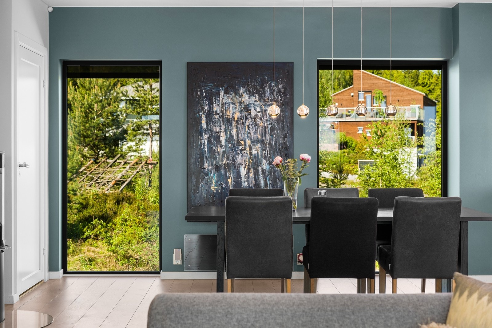 Store vindusflater med utvendige screens. Utsyn mot friområde. Galleribilde