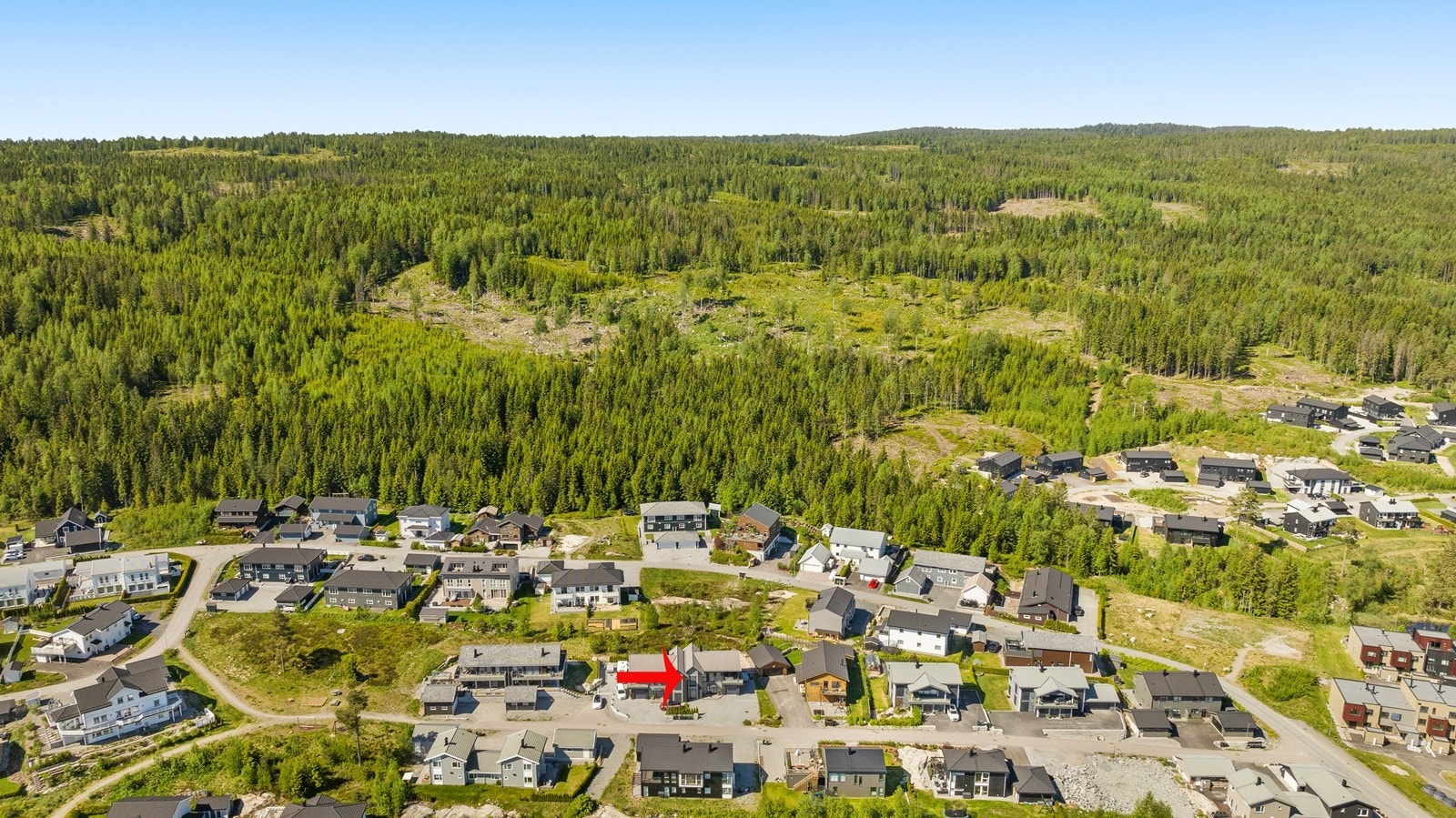 Her bor du ved foten av Romeriksåsen og umiddelbar tilgang til skogen. Godt med tur-og sykkelstier, samt et bredt løypenett på vinteren. Galleribilde