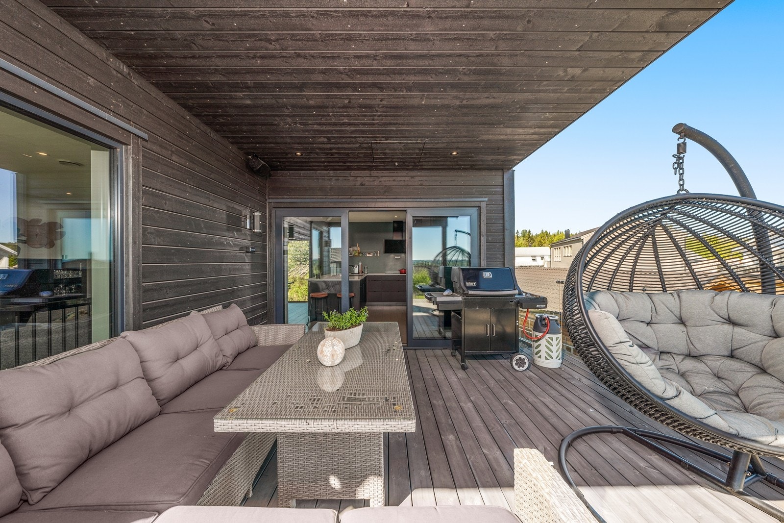 Overbygd takterrasse med Sonos-høytalere i taket og montert spotter. Galleribilde