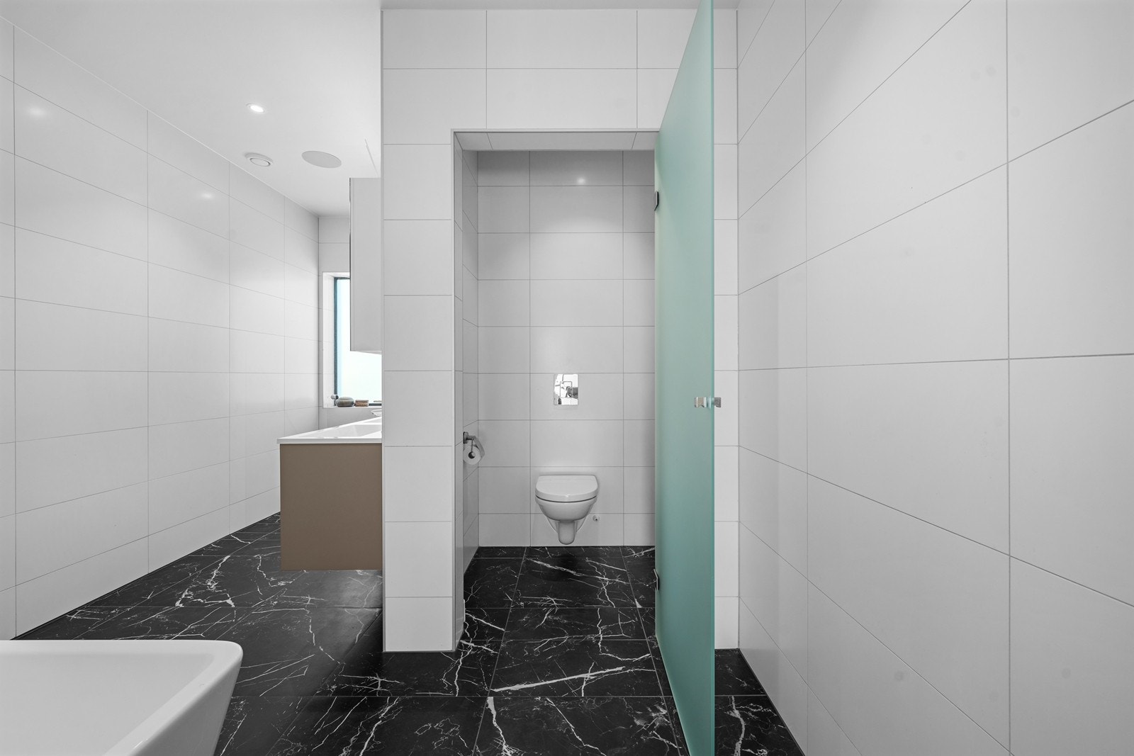 Toalettrom i tilknytning til hovedbadet. Galleribilde