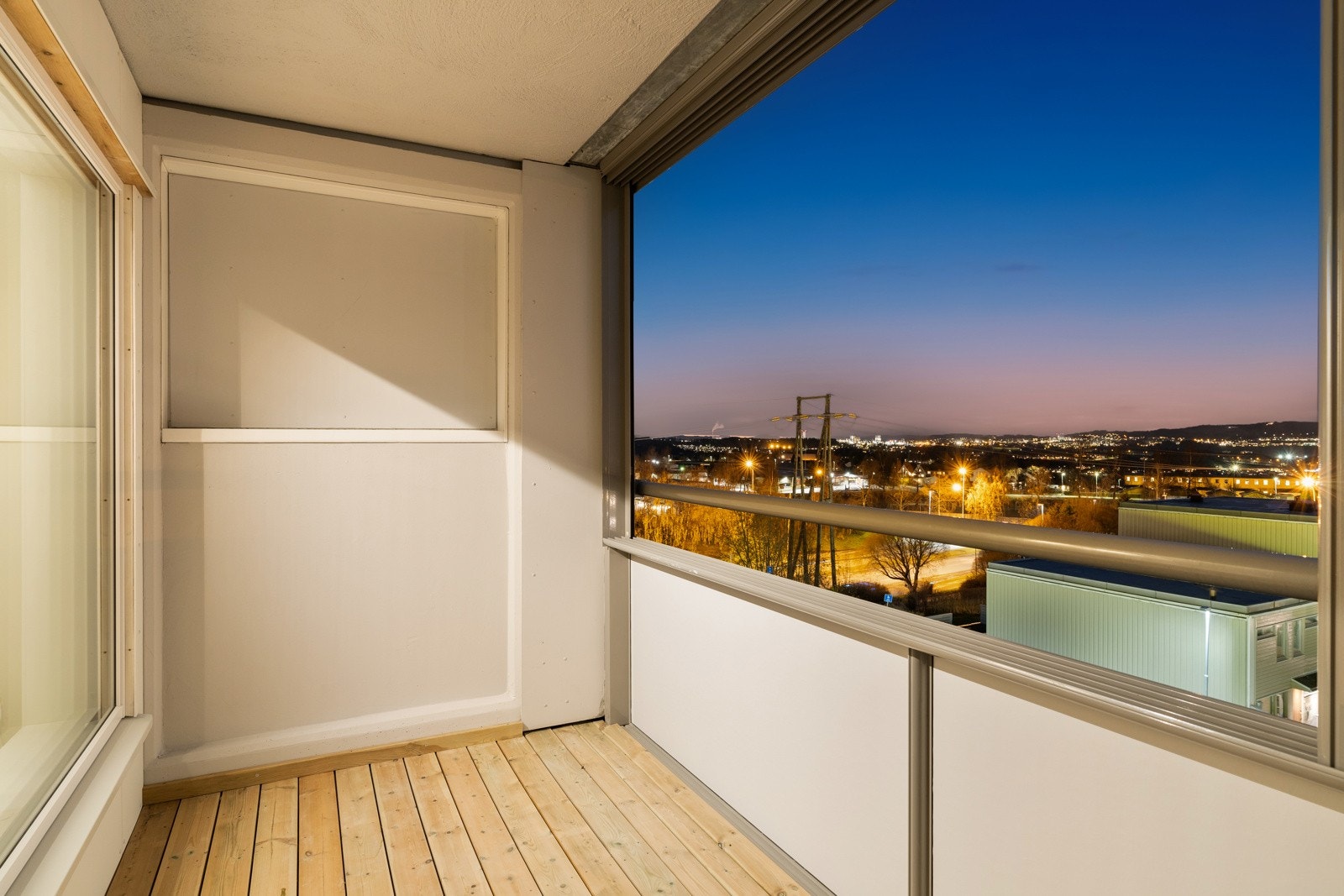 Fra stuen er det adkomst til en innglasset balkong med god plass til sittegruppe og grill. Galleribilde