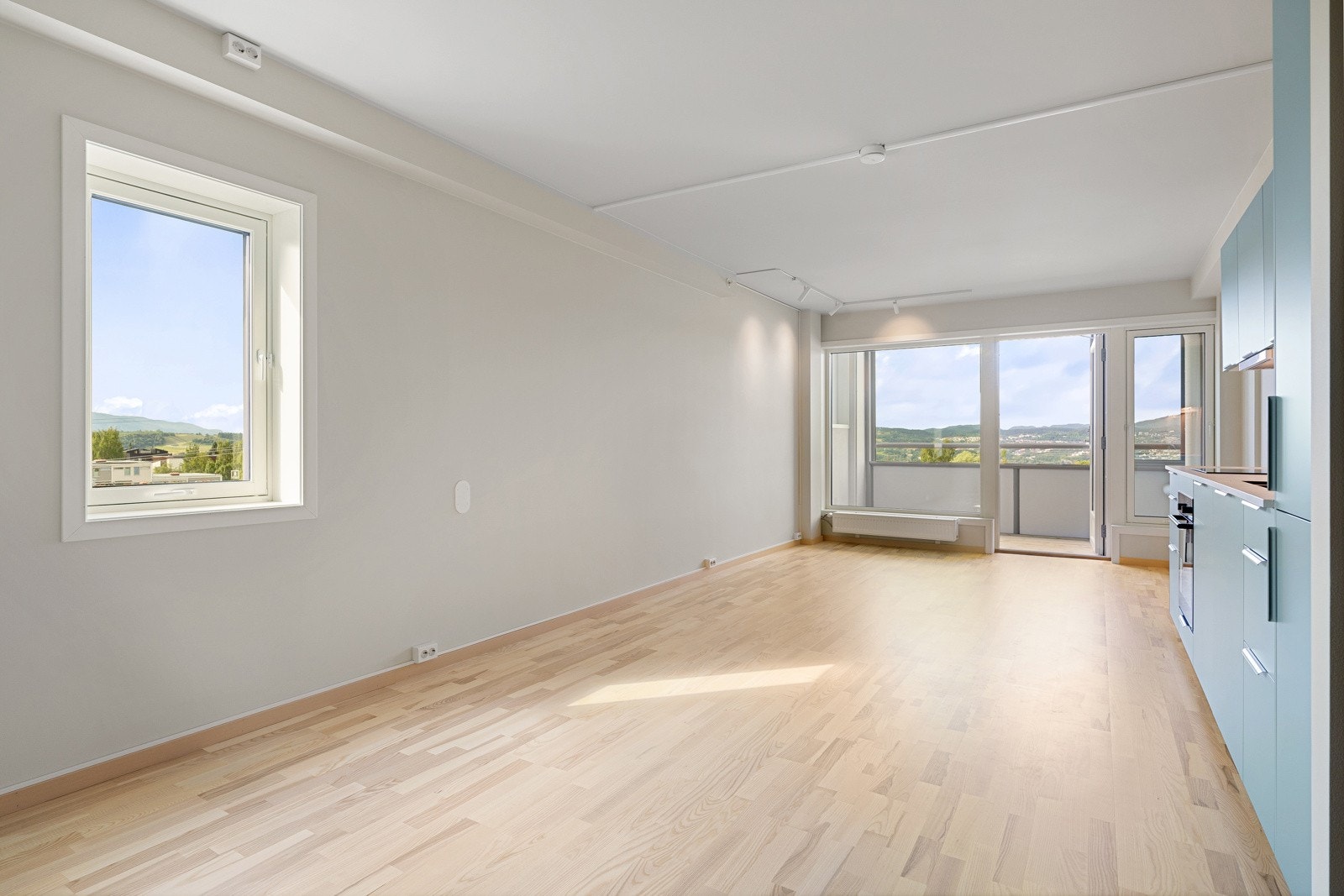 Her har man god plass til ulike møbleringsmuligheter, og planløsningen tillater både sofagruppe, mediemøblement og spisebord. Galleribilde