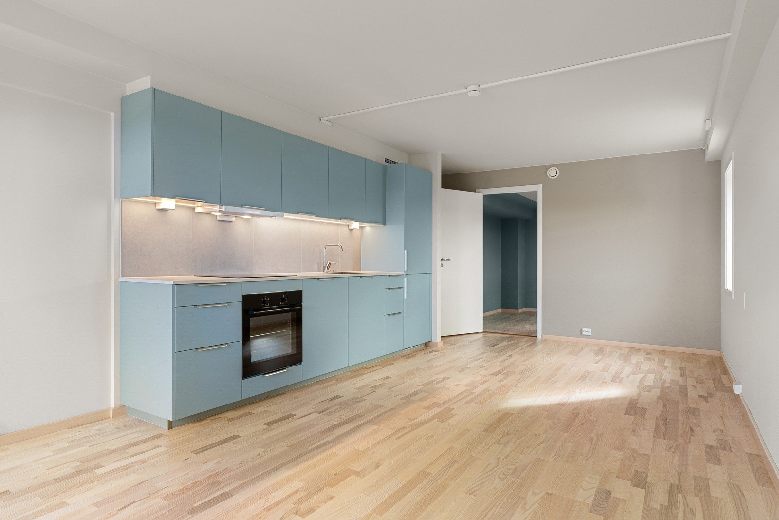 Kjøkkenet sørger for gode arbeidsforhold og rikelig med oppbevaringsplass i over- og underskap. Galleribilde