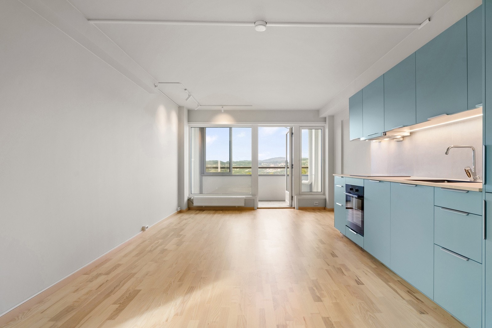 Gjennomgående for leiligheten er et lyst og moderne uttrykk, med store vindusflater og parkettgulv fra Tarkett. Galleribilde